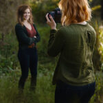 Julia Hacker fotografiert eine Frau in einer Landschaft