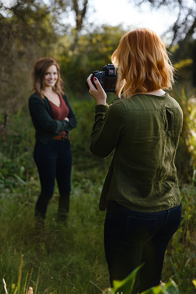 Julia Hacker fotografiert eine Frau in einer Landschaft